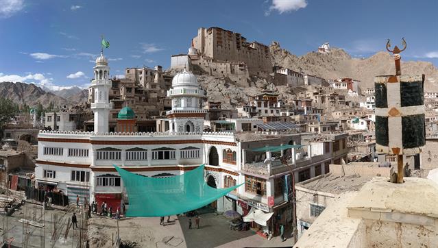Leh liegt in einem fruchtbaren Seitental des Indus, daher auch der Name der Stadt, denn Leh bedeutet im Tibetischen Oase. Die Stadt hat ungefähr 15.000 Einwohner und liegt am Knotenpunkt zahlreicher Karawanenstraßen, hier begann der Haupthandelsweg nach China.